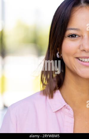 Ritratto di una felice donna birazziale che guarda la macchina fotografica e sorride, spazio di copia Foto Stock