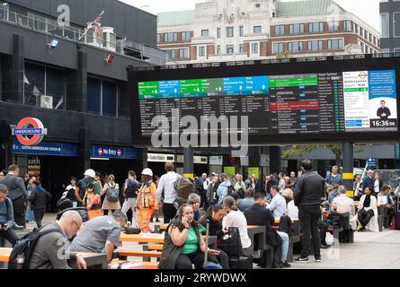 Euston, Londra, Regno Unito. 28 settembre 2023. Passeggeri alla stazione Euston di Londra. Ulteriori azioni industriali e scioperi dei lavoratori ferroviari iniziano da domani. L'azione industriale prevede divieti di straordinario e uno sciopero il 30 settembre e il 4 ottobre. Gli scioperi riguardano una questione in corso sulla retribuzione, nonché le chiusure di biglietterie ferroviarie proposte. Credito: Maureen McLean/Alamy Foto Stock