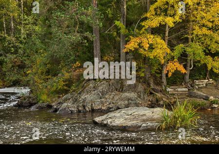 Fiume Tohmajoki vicino al villaggio di Ruskeala. Sortavala. Repubblica di Carelia. Russia Foto Stock