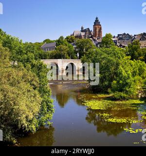 Il fiume Lahn con il ponte alte Lahn e la cattedrale, Wetzlar, Assia, Germania, Europa Foto Stock