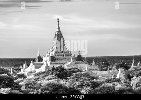 Il Tempio di Ananda, situato a Bagan, Myanmar, è un tempio buddista costruito dal re KyFergutha, la dinastia pagana. Foto Stock