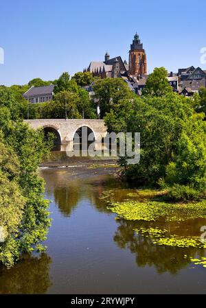 Il fiume Lahn con il ponte alte Lahn e la cattedrale, Wetzlar, Assia, Germania, Europa Foto Stock