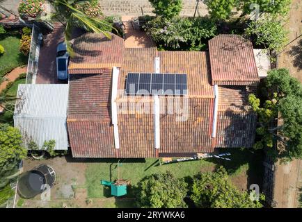 Area della casa con sistema di pannelli solari sul tetto con vista droni superiore Foto Stock