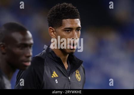 Il centrocampista inglese del Real Madrid Jude Bellingham guarda durante l'allenamento in vista della partita di UEFA Champions League contro l'ssc napoli allo stadio Diego Armando Maradona il 2 ottobre 2023, a Napoli, Italia. Foto Stock