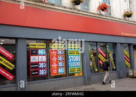 Wilko, negozio al dettaglio a Falmouth, Cornovaglia, 24 ore prima della chiusura definitiva, che offre prezzi di sdoganamento sui prodotti, l'attività di Wilko è fallita nell'agosto 2023, Regno Unito Foto Stock