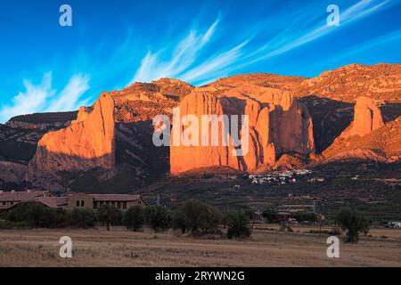 Le scogliere di Mallos de Riglos Foto Stock