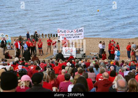 SOS Whitstable protesta contro il dumping delle acque reflue di Southern Water, 23 settembre 2023, Tankerton, Whitstable, Kent, Inghilterra, Gran Bretagna, Regno Unito, Europa Foto Stock