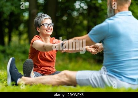 Attività sportive per anziani. Ritratto di coppie più anziane che si allenano insieme all'aperto Foto Stock