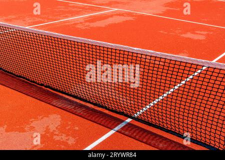 Mesh sul campo da tennis bagnato Foto Stock