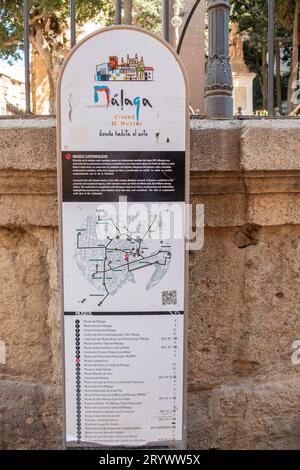 Malaga, Spagna - 28 settembre 2023: mappa con spiegazione turistica della città vecchia di Malaga e dei punti di interesse. Foto Stock