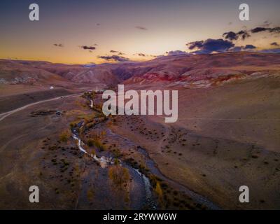 Il tramonto nel paesaggio rosso delle montagne Altai in Siberia, Russia (foto aerea) Foto Stock