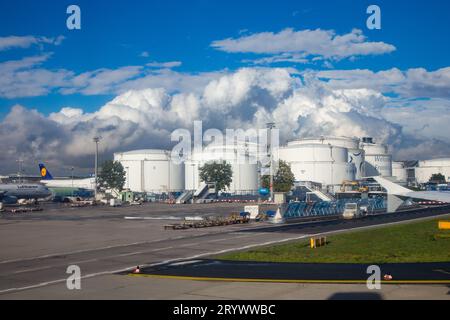 Francoforte, Germania - 22 settembre 2015: Serbatoio carburante con benzina aeronautica all'aeroporto internazionale di Francoforte. Foto Stock