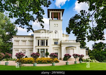 POTSDAM, GERMANIA - 8 AGOSTO 2015: Vista del Belvedere, un palazzo nel nuovo Giardino sulla collina di Pfingstberg a Potsdam, Germania. Federico Guglielmo IV c. Foto Stock