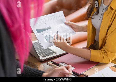 Uomo transgender LGBTQ+ bellissimo e autentico SpecialistÂ con capelli rosa e trans non binari che lavorano insieme Working Design in cr Foto Stock