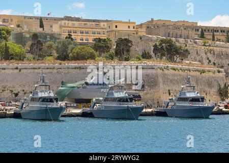 La Valletta, Malta - 8 agosto 2023: Fila di motovedette navali veloci ormeggiate nella capitale dell'isola, la Valletta Foto Stock