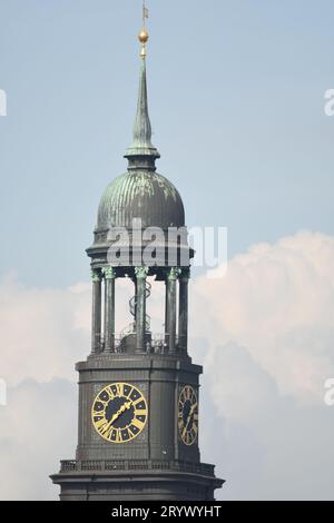 Vista verticale di St Campanile della Chiesa di Michael sotto il cielo blu Foto Stock