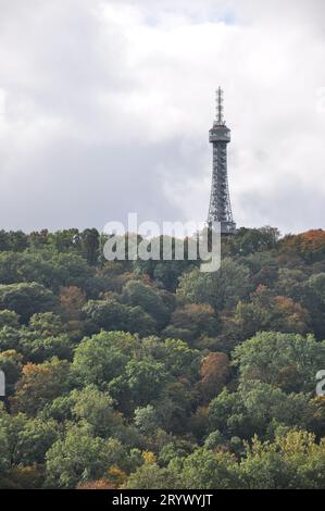 Foto verticale della torre di osservazione Petrin dietro gli alberi a Praga, Repubblica Ceca Foto Stock