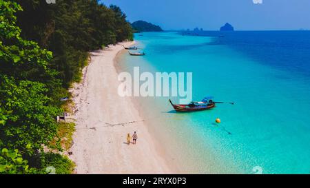 Una coppia a piedi sulla spiaggia di Koh Kradan Island in Thailandia Foto Stock