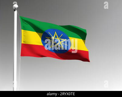 Bandiera nazionale etiope isolata che sventola su sfondo grigio Foto Stock