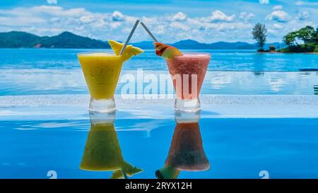 Cocktail sul bordo di una piscina infinity di un hotel di lusso Foto Stock