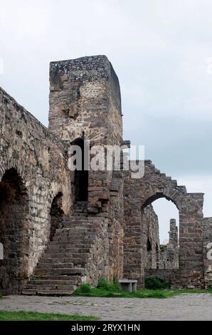 Vista in sezione di un muro in un antico forte con scalini che conducono ad una torre di avvistamento Foto Stock