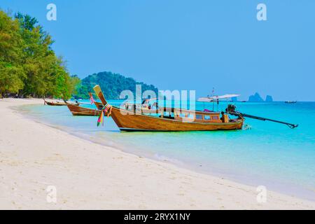 Isola di Koh Kradan con una spiaggia tropicale bianca e un oceano color serra Foto Stock