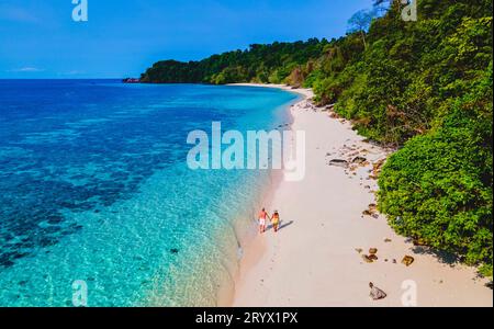 Una coppia a piedi sulla spiaggia di Koh Kradan Island in Thailandia Foto Stock