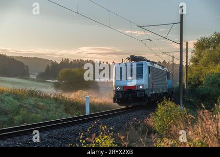 Treno cargo di colore nebbioso mattina autunnale vicino alla stazione di Horni Dvoriste vicino al confine con l'Austria Foto Stock