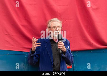 Peter Moore, direttore di stazione di radio Caroline, al Mangapps Railway Museum durante la denominazione di un diesel d'epoca "radio Caroline" Foto Stock