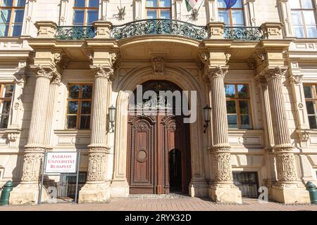 L'ingresso dell'Università Andrassy di Budapest, Ungheria Foto Stock