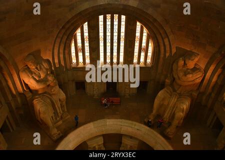 Hall of Fame con statue colossali presso il Monumento alla Battaglia delle Nazioni, Lipsia, Germania Foto Stock