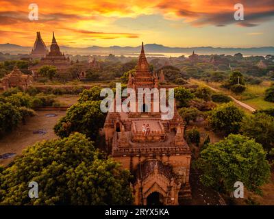 Bagan Myanmar, mongolfiera durante l'alba sopra i templi e le pagode di Bagan Myanmar, il tempio e pagod dell'alba Pagan Myanmar Foto Stock