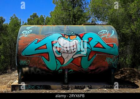 Serbatoio d'acqua con graffiti colorati di squali, isola Agistri, gruppo di isole Saroniche, Grecia. Presa nel maggio 2023 Foto Stock