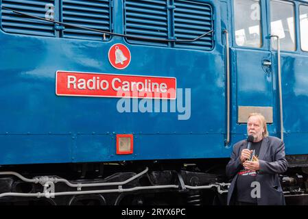 Rick Wakeman al Mangapps Railway Museum vicino a Burnham in Crouch, Essex, Regno Unito, dopo aver presentato una targa radio Caroline su una loco diesel vintage Class 31 Foto Stock
