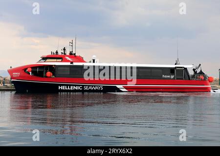 Traghetto ad alta velocità Aero 2 Hellenic Seaways, al porto di Megalochori, all'isola di Agistri, al gruppo di isole Saroniche, Grecia. Presa nel maggio 2023. Foto Stock