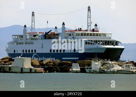 Imbarcati sul traghetto - Axaios al porto di Skala, all'isola di Agistri, al gruppo di isole Saroniche, in Grecia. Presa nel maggio 2023 Foto Stock