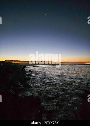 Una vista panoramica dell'Oceano Atlantico presso la spiaggia cova do Vapor a Trafaria, Lisbona, Portogallo Foto Stock