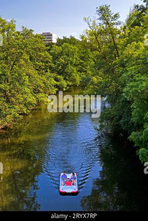 Coppia in pedalò sul fiume Lahn, Marburgo, Assia, Germania, Europa Foto Stock