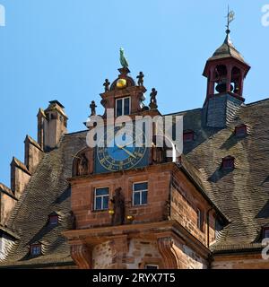 Timpano rinascimentale del 1581 con l'orologio d'arte sulla torre delle scale, il municipio, Marburgo, Germania Foto Stock