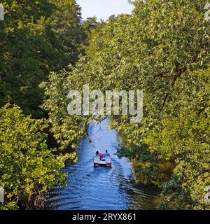 Coppia in pedalò sul fiume Lahn, Marburgo, Assia, Germania, Europa Foto Stock