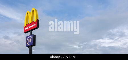 Hanley-Stoke-on-Trent, Staffordshire-Regno Unito, 02 ottobre 2023 il famoso segno degli archi d'oro del McDonalds, ora aperto 24 ore al giorno Foto Stock