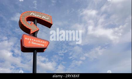 Hanley-Stoke-on-Trent, Staffordshire-Regno Unito October, 02 , 2023 il cartello del ristorante Pizza Hut fuori dal ristorante, contro un cielo blu Foto Stock