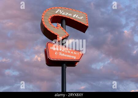 Hanley-Stoke-on-Trent, Staffordshire-Regno Unito October, 02 , 2023 il cartello del ristorante Pizza Hut fuori dal ristorante, contro un cielo crepuscolo Foto Stock