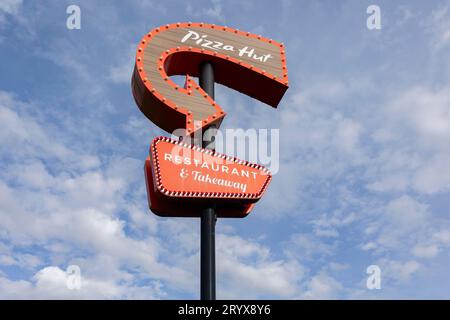 Hanley-Stoke-on-Trent, Staffordshire-Regno Unito October, 02 , 2023 il cartello del ristorante Pizza Hut fuori dal ristorante, contro un cielo blu Foto Stock