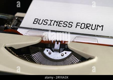 Economia e finanza. Il testo viene stampato su una macchina da scrivere - Business Forum Foto Stock