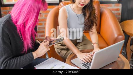 Uomo transgender LGBTQ+ bellissimo e autentico SpecialistÂ con capelli rosa e trans non binari che lavorano insieme Working Design in cr Foto Stock