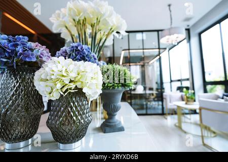 Fiori Secchi Decorativi in Vaso Di Vetro Marrone Fotografia Stock -  Immagine di confortevole, domestico: 204149488