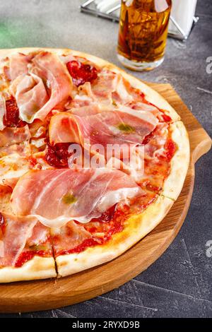 Pizza con salame e prosciutto Foto Stock