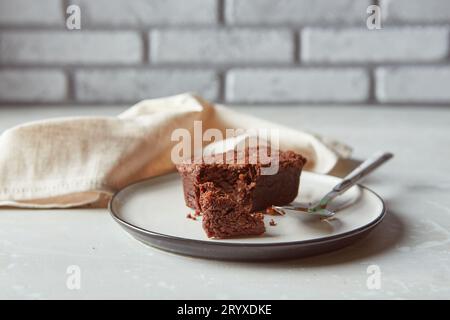 Dessert con brownie al cioccolato su piatto con tovagliolo. Prodotti da forno, pasticceria Foto Stock