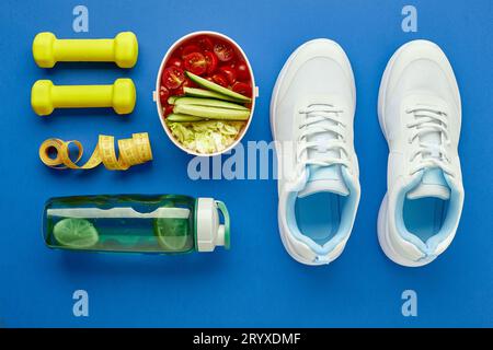 Creative laici piana di sport e attrezzature per il fitness. Foto Stock